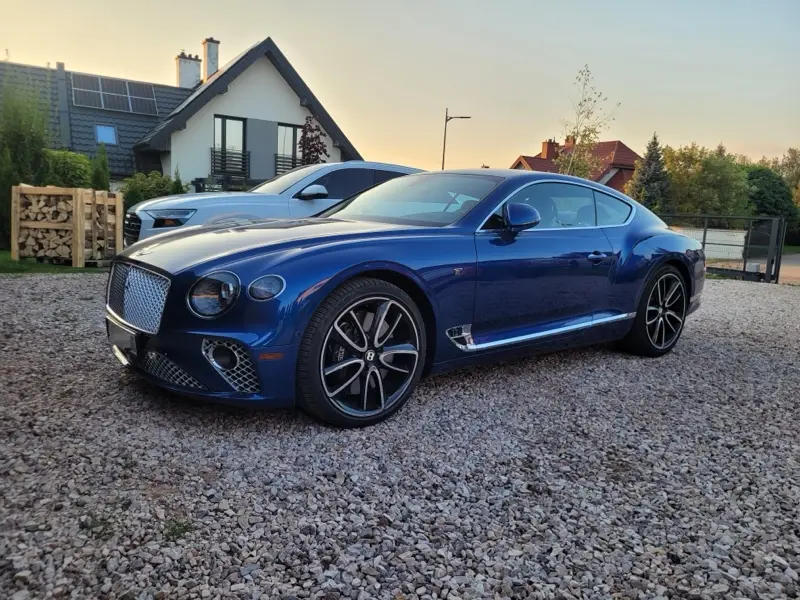 Niebieski Bentley Continental GT po detailingu