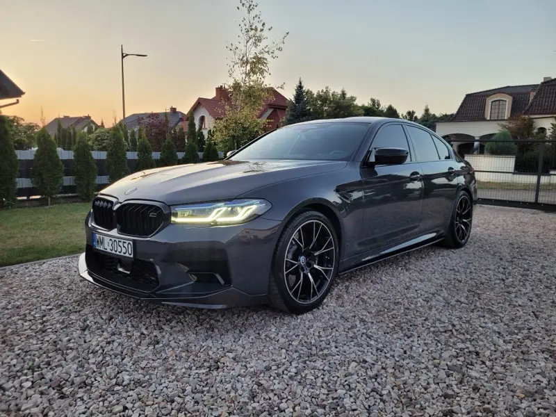 BMW M5 po detailingu o zachodzie słońca