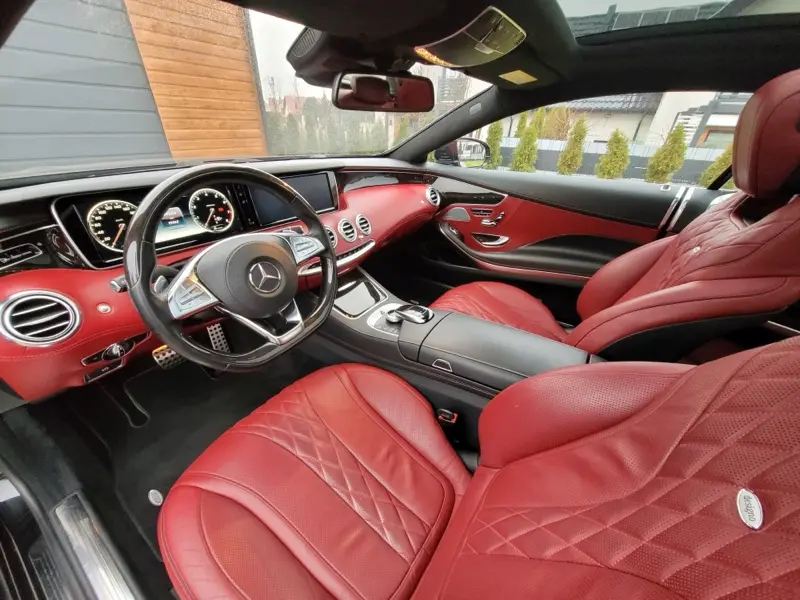 Czerwona skóra we wnętrzu Mercedesa S Coupé