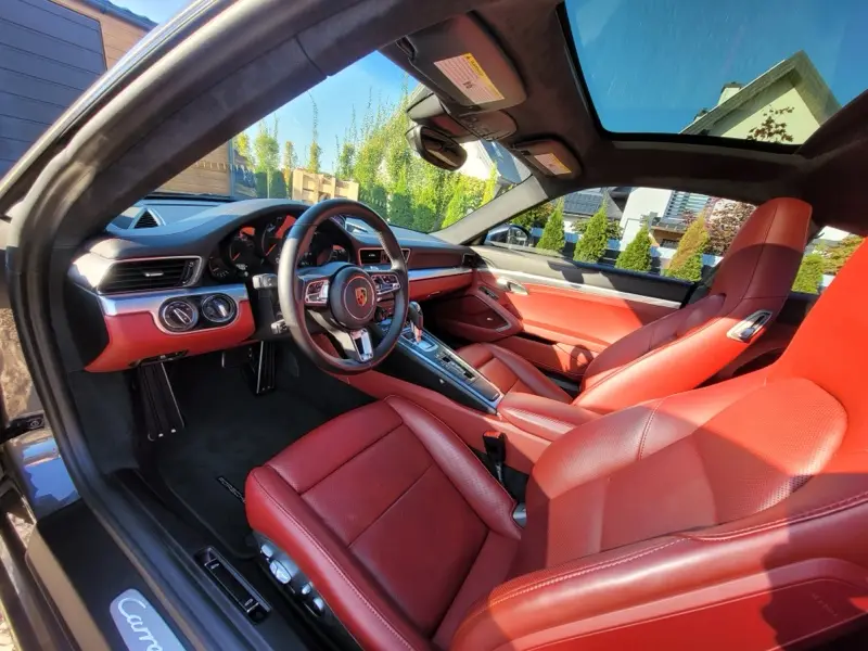 Czerwona skóra we wnętrzu Porsche 911